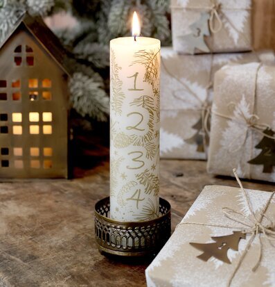 Bild av stämningsfull julscen med ljus och presenter