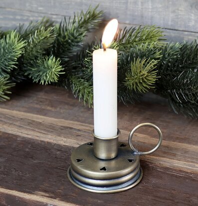 Foto av antik mässingsljusstake med hjärtmönster