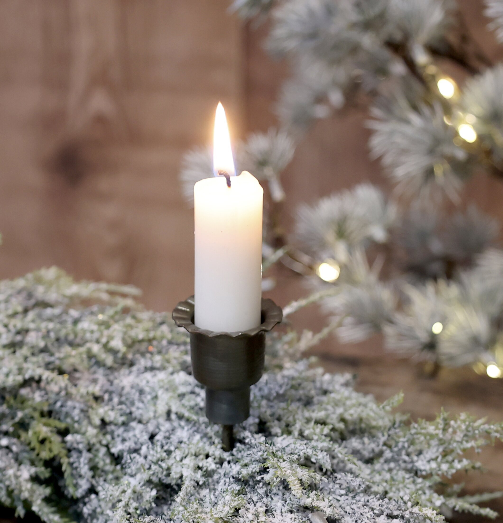 Bild av stilren ljushållare i vintrig miljö