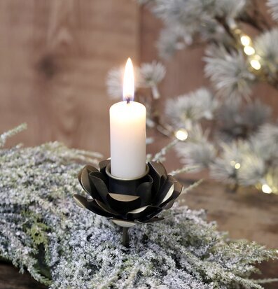 Foto av elegant ljushållare med antik mässingsfinish