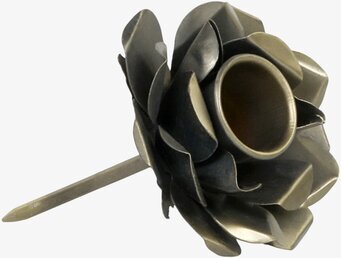 Bild av antik ljushållare med blomliknande mönster