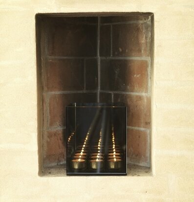 Bild av ljuslykta i tegelnisch: modern design möter rustik