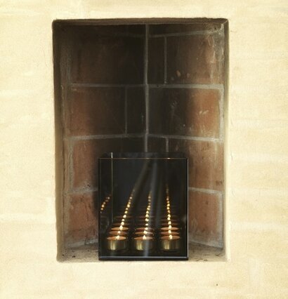 Bild av ljuslykta i tegelnisch: modern design möter rustik