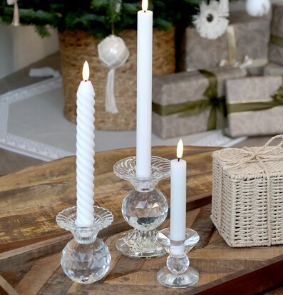 Bild av stilfull inredning med LED-ljus och julgran