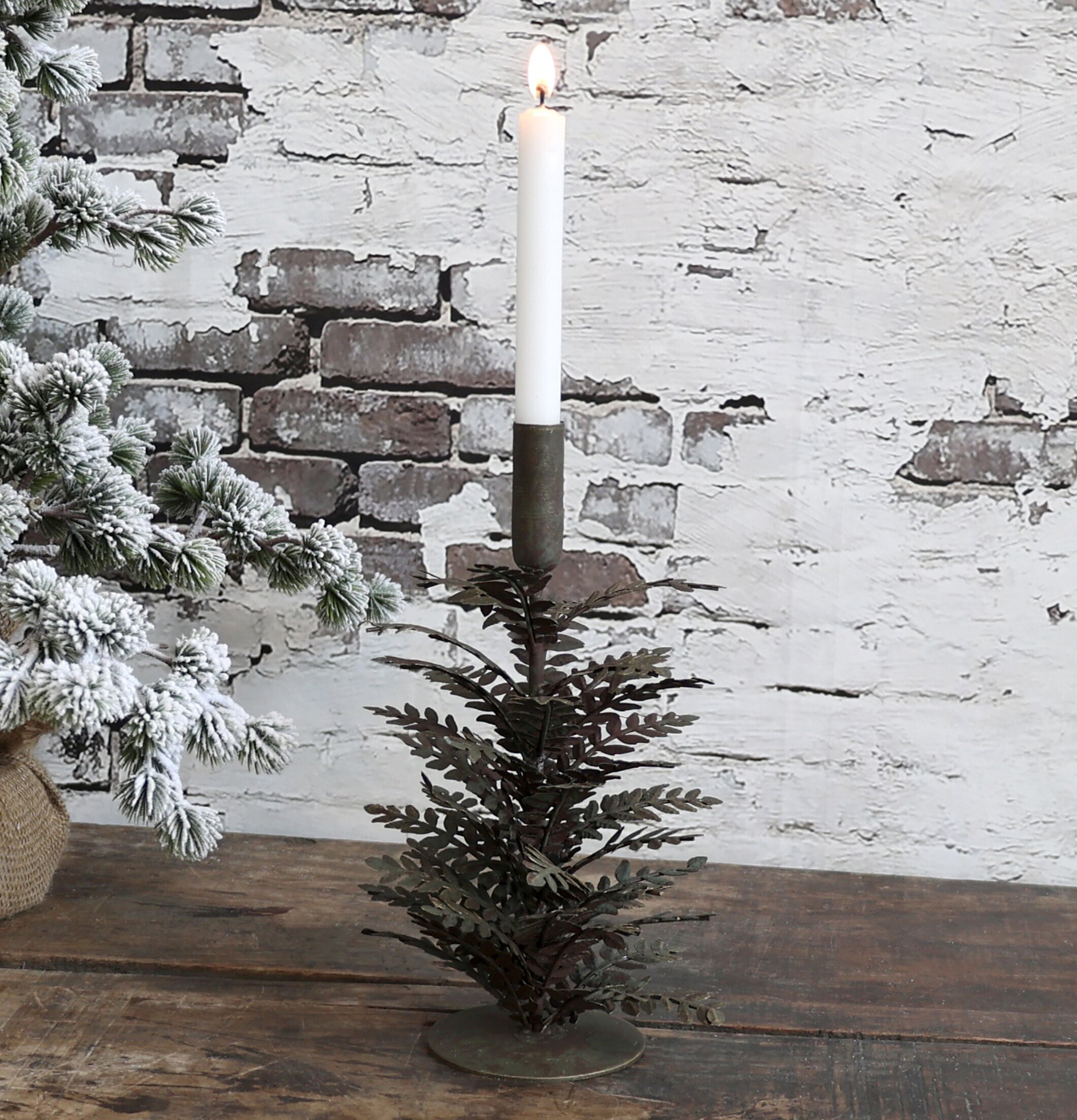 Ljusstake Blad Antik Mässing från Chic Antique på rustikt bord