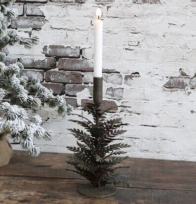 Bild av elegant ljusstake i rustik och vintrig miljö