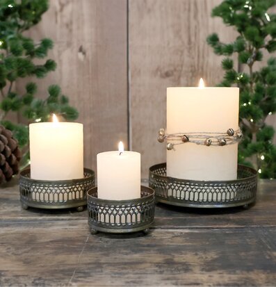 Bild av tre antika mässingsljuslyktor på träbord