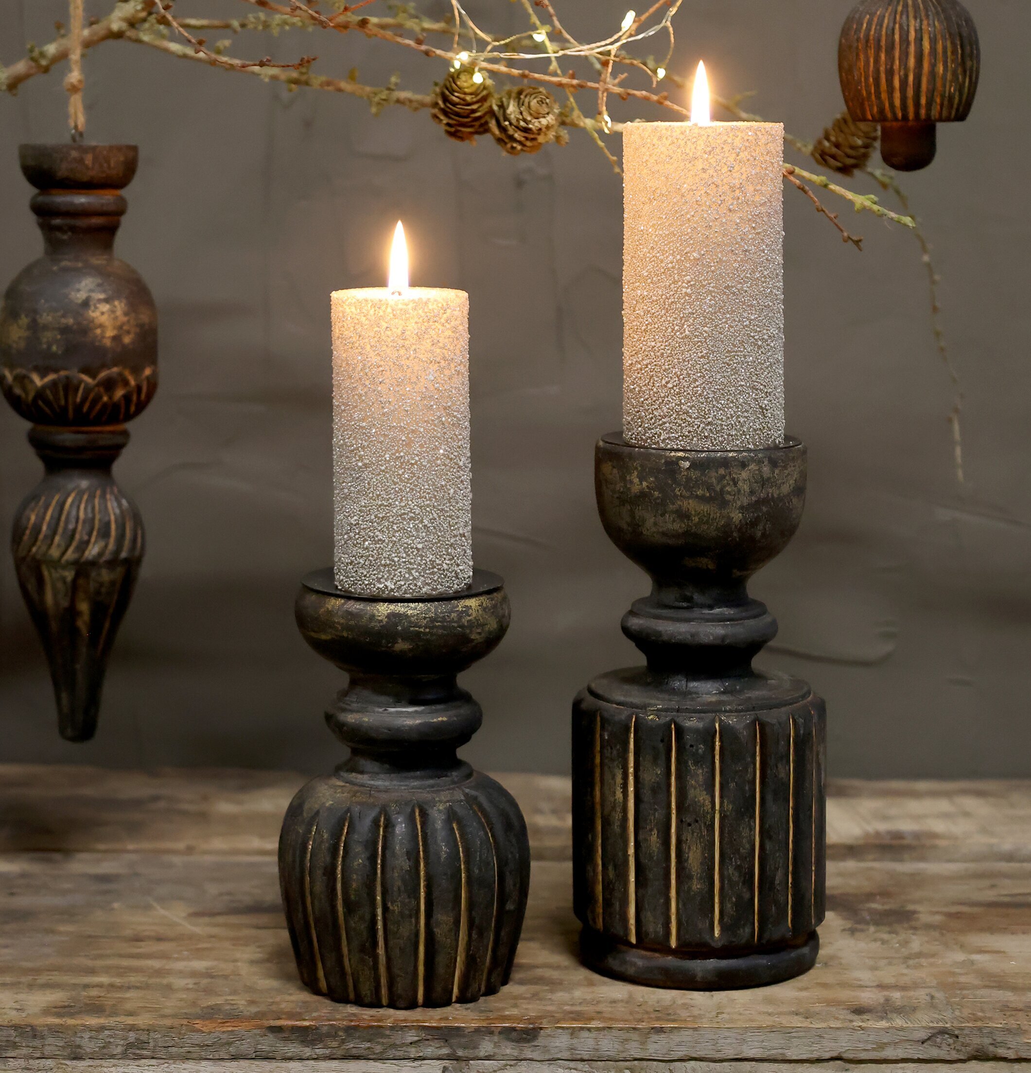 Ljusstake Rand Antikbrun från Chic Antique på träbord