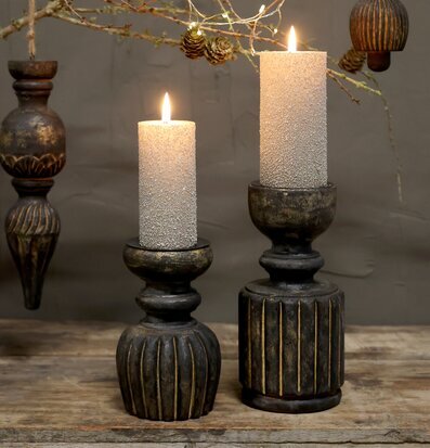 Bild av elegant interiör med antikbruna ljusstakar