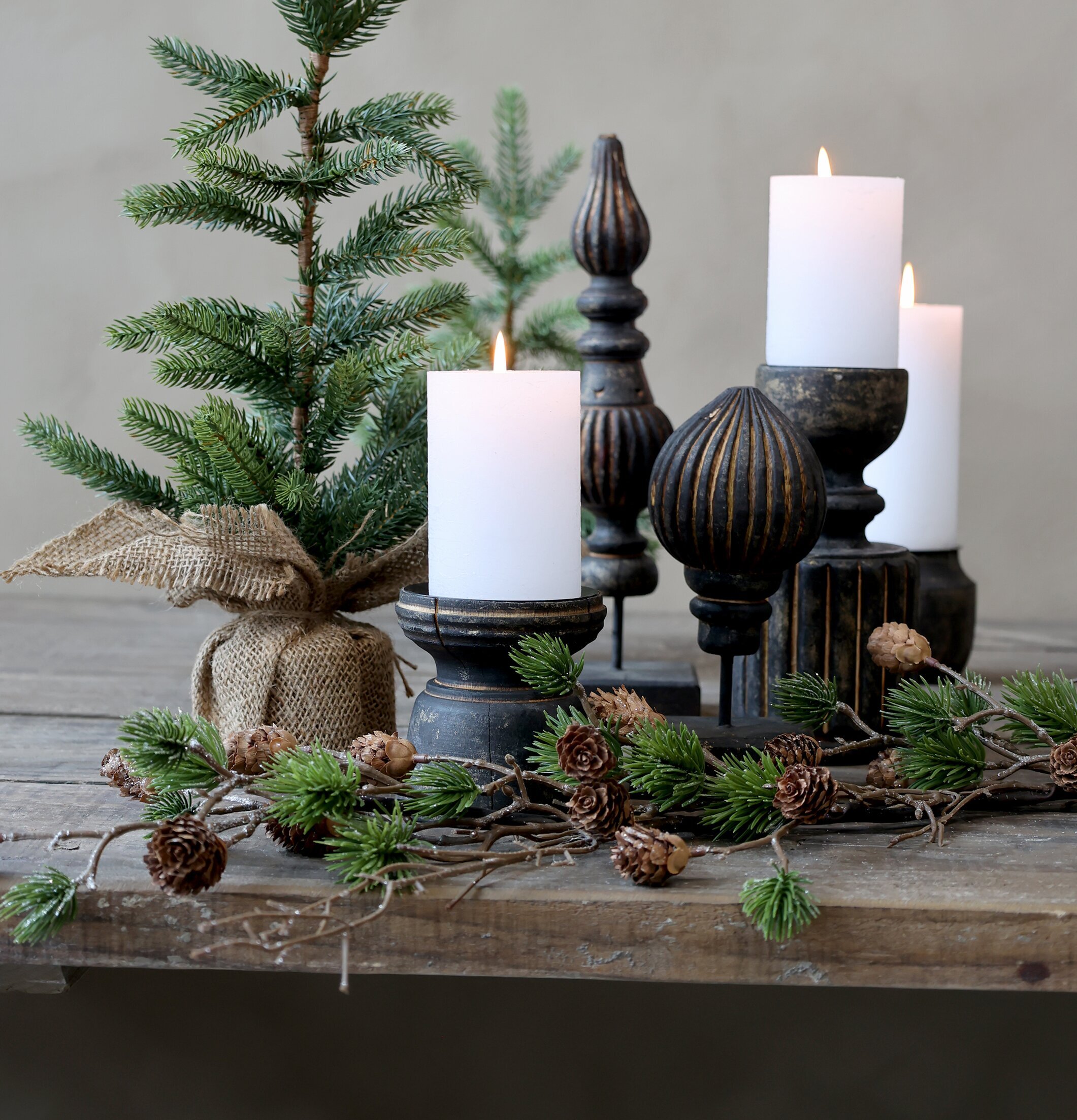 Bild av rustik vinterinredning med antikbruna ljusstakar