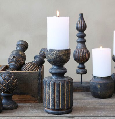 Bild av antikbruna ljusstakar i rustik trädesign