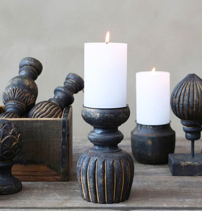 Bild av stilfulla antikbruna ljusstakar i hemmet