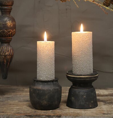 Foto av antikbruna ljusstakar på väderbitet bord