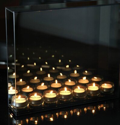 Bild av elegant ljuslykta med rökfärgat glas och djup