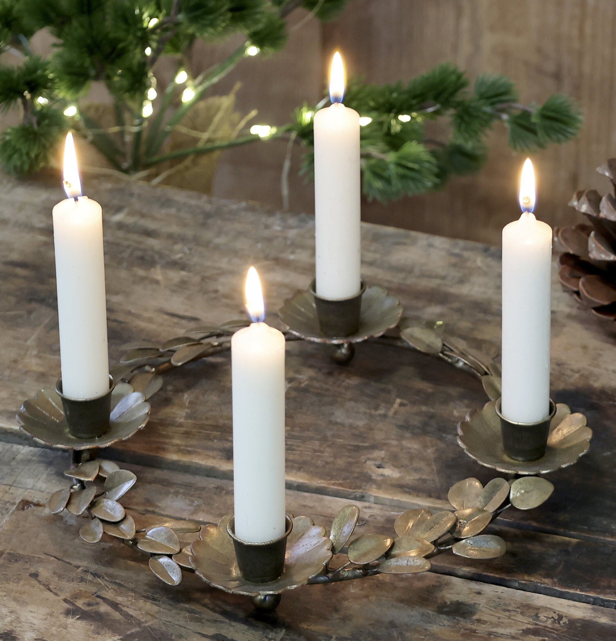 Adventskrans Antik Mässing från Chic Antique på träbord