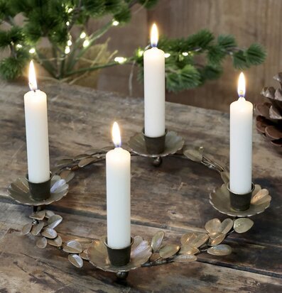 Bild av elegant adventskrans i antik mässing