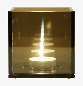 Bild av stilren ljuslykta i rökgrått glas och metall