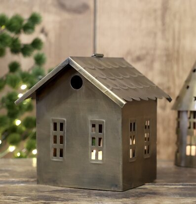 Ljuslykta Hus Antik Mässing från Chic Antique i trämiljö