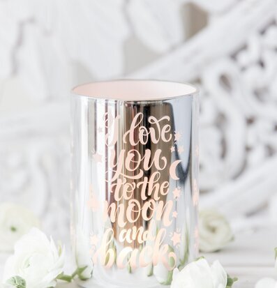 Bild av ljuslykta med spegelglans och romantisk text