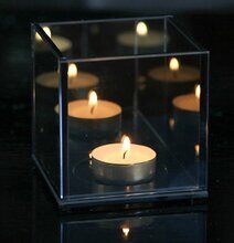 Bild av elegant ljuslykta i rökigt glas för stämning