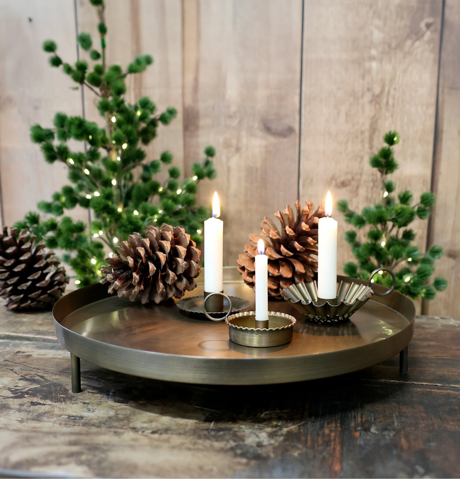 Bild av elegant ljusarrangemang med mässingsdetaljer