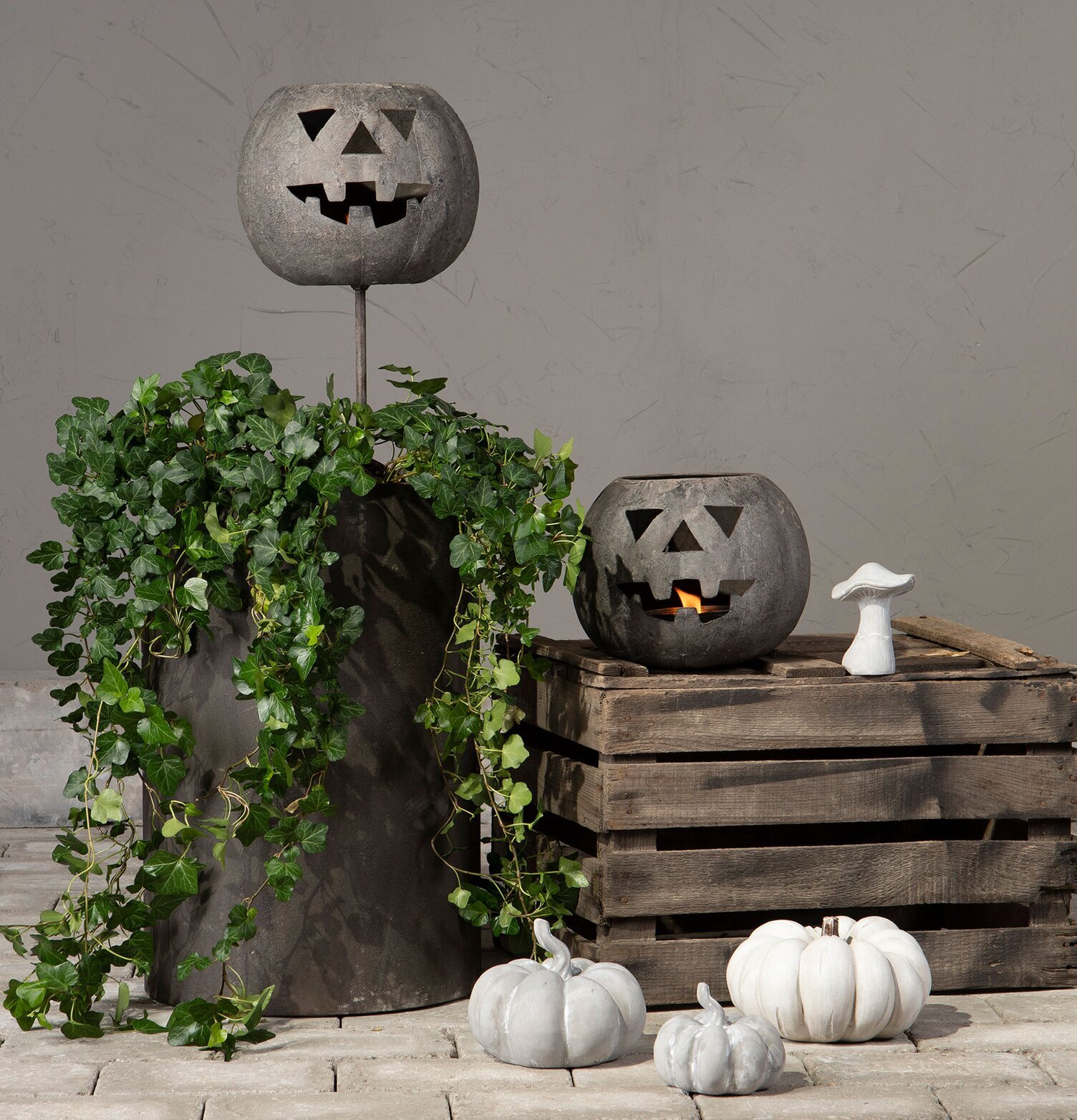 Bild av stämningsfull utomhusdekor med pumpalyktor