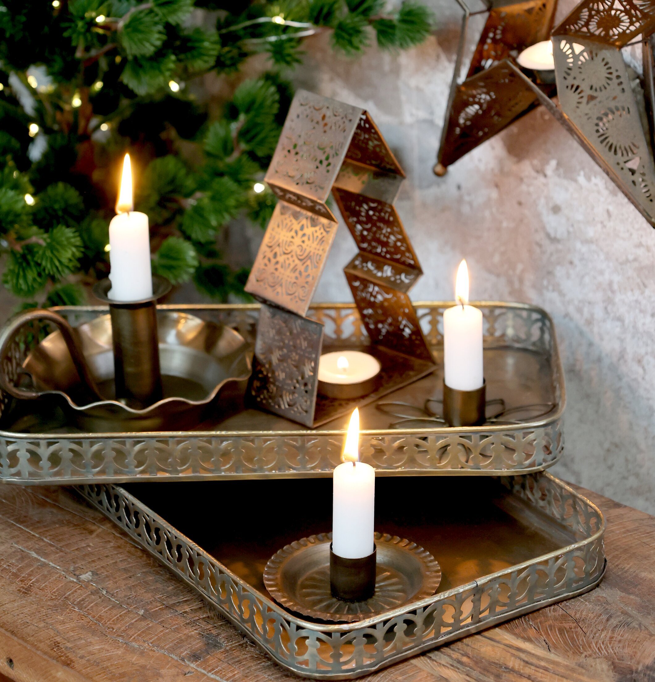 Bild av stämningsfull inredning med lyktor och ljus