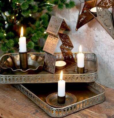 Bild av stämningsfull inredning med lyktor och ljus