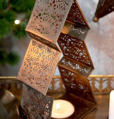 Bild av elegant ljushållare i antik mässingsfinish