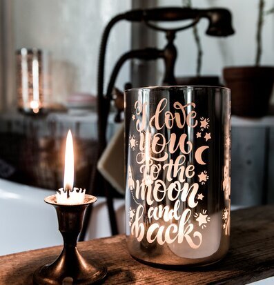 Bild av ljuslykta som skapar en mysig och drömsk atmosfär