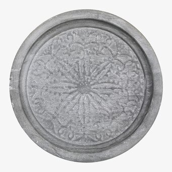 Bild av dekorativt fat i antik zink med rustik charm