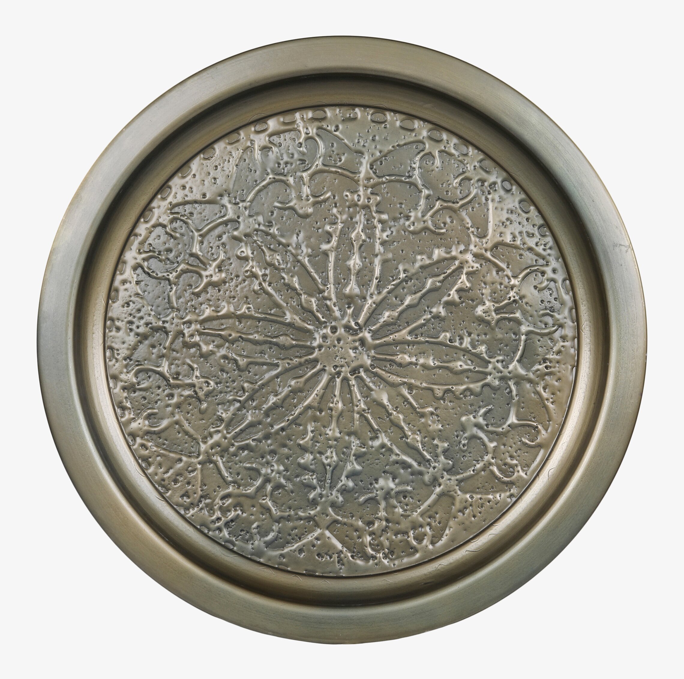 Foto av dekorativt fat i antik mässingsfärg