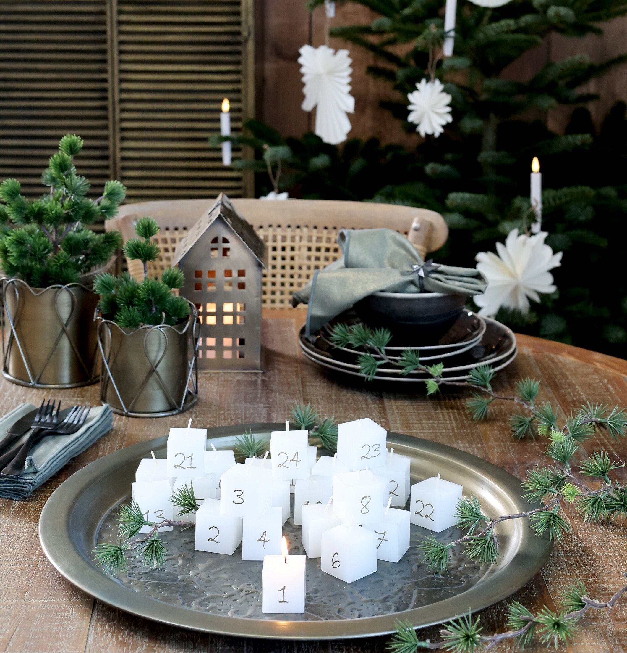 Bild av smakfullt arrangerat bord med juldekorationer