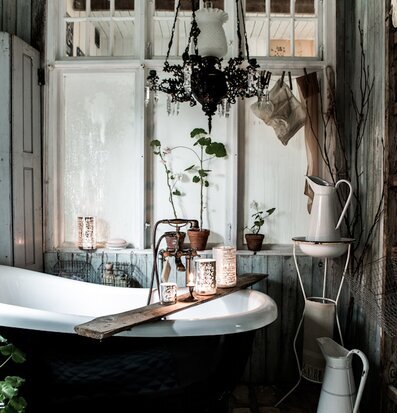 Bild av rustikt badrum med ljuslyktor och trädetaljer