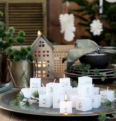 Ljuslykta Hus Antik Mässing från Chic Antique på ett bord