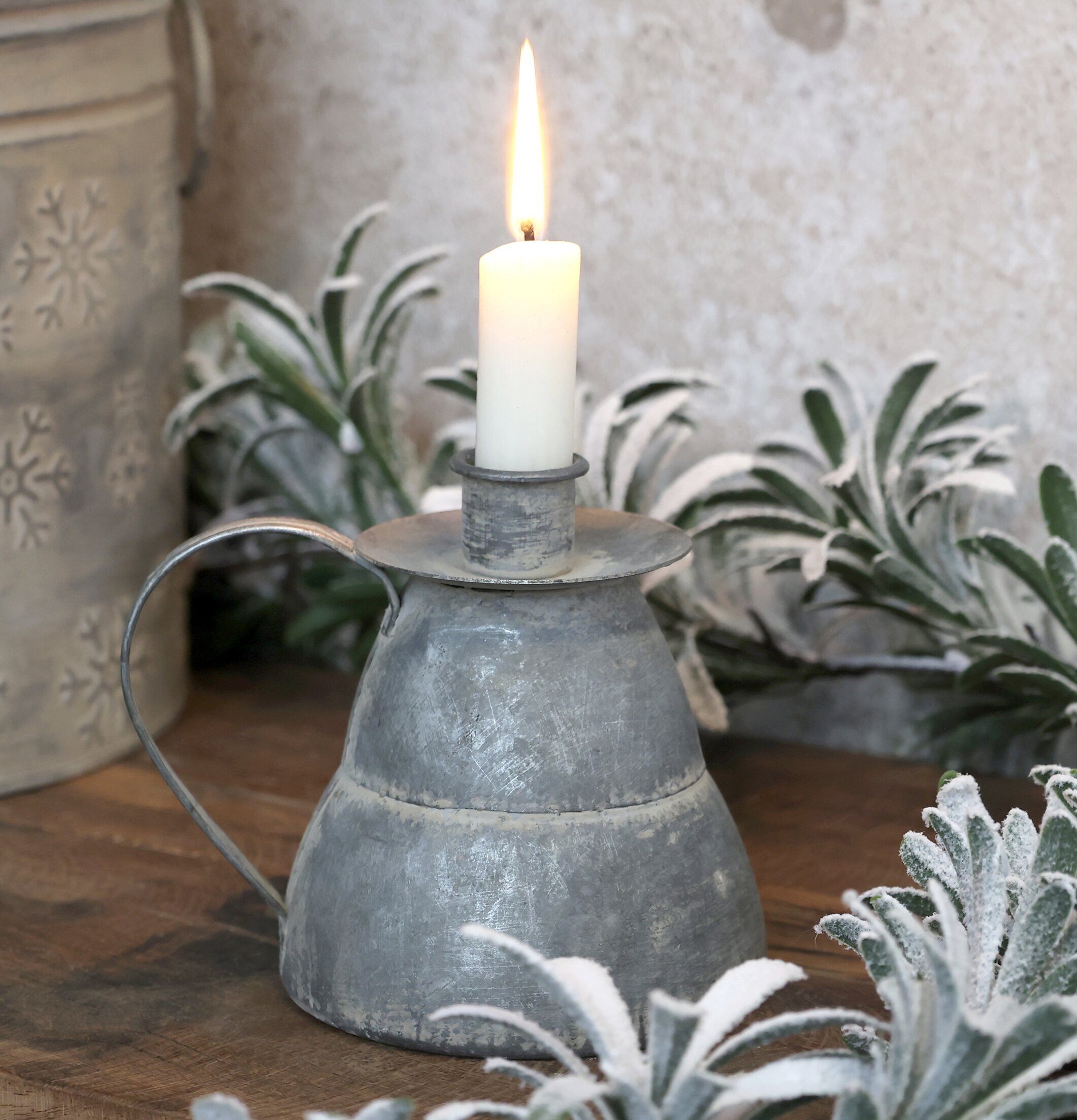 Bild av antik kammarljusstake i rustik zinkfinish