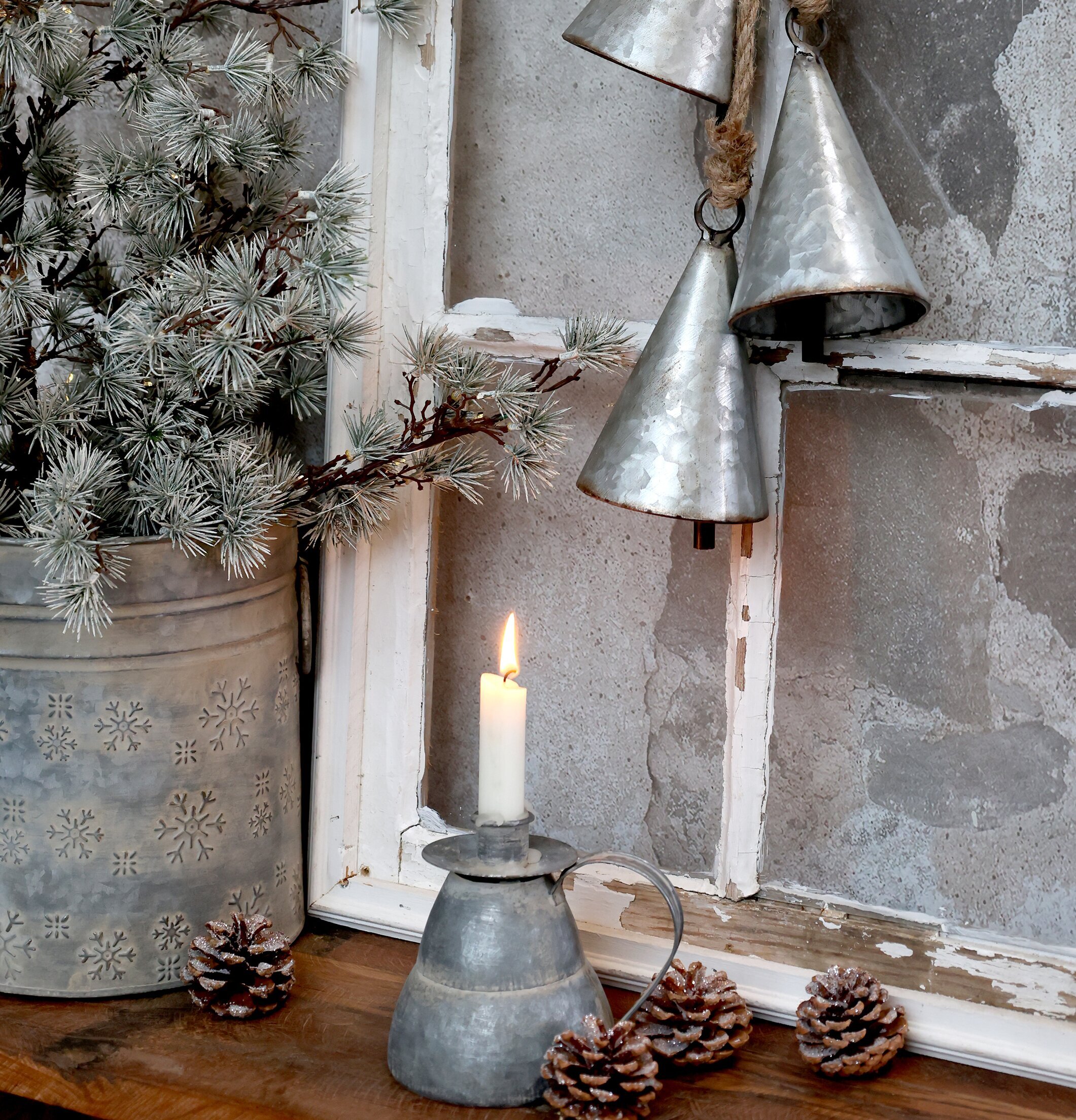 Kammarljusstake Antik Zink från Chic Antique i rustik miljö