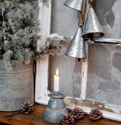 Foto av stämningsfull vinterinteriör med ljusstake