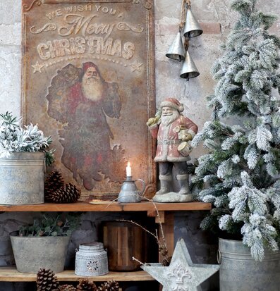 Bild av rustik juldekor med antik ljusstake i zink