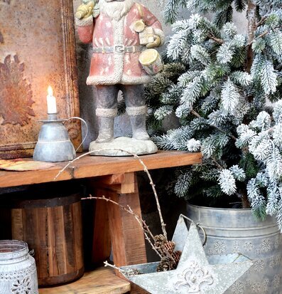 Bild av nostalgisk julscen med tomte och dekorationer