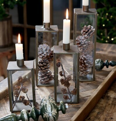 Bild av eleganta ljuslyktor på rustikt träbord