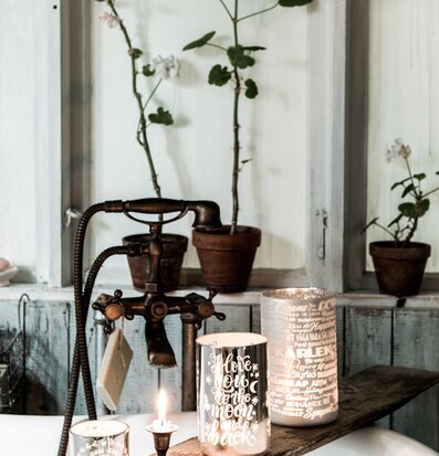 Bild av stämningsfull hörna med ljuslyktor och växter