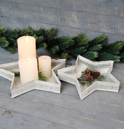 Foto av antik creme dekorationsfat med ljus och kvistar