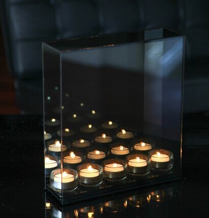 Bild av ljuslykta med rökfärgat glas och spegeleffekt