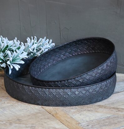 Foto av antika dekorationsfat med blommigt mönster