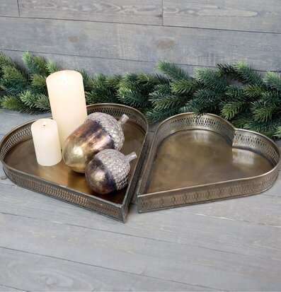 Bild av hjärtformade dekorationsfat i antik mässing