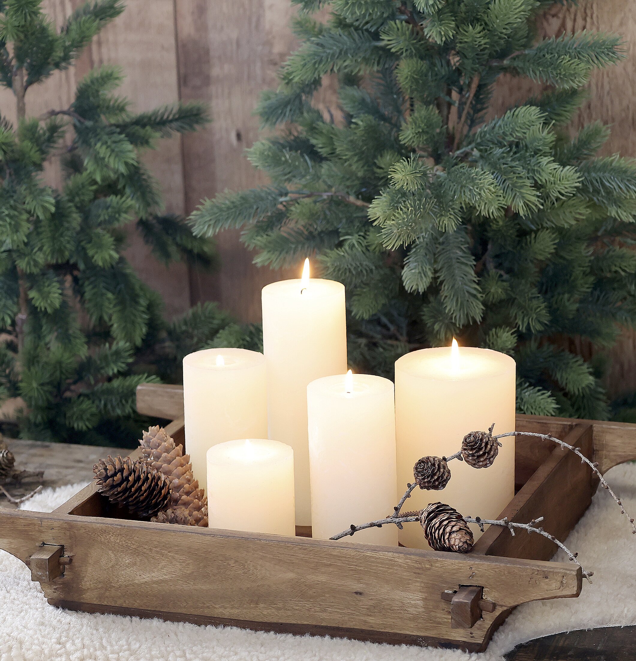 Bild av stämningsfullt arrangemang med ljus och natur