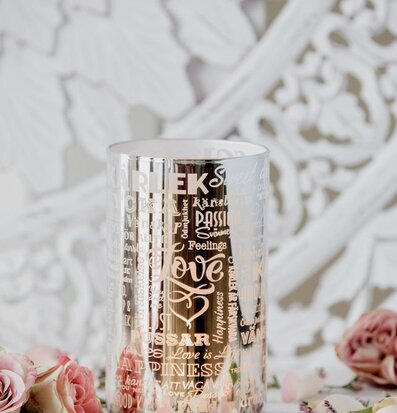 Bild av ljuslykta med elegant design och belysning