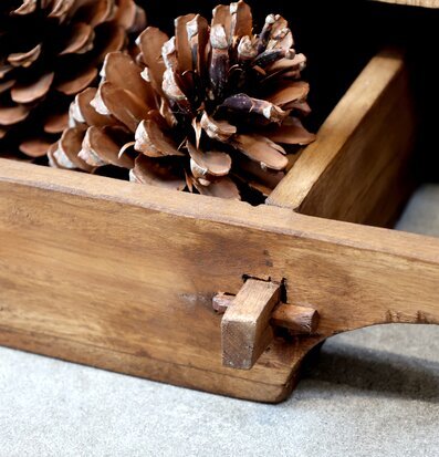 Bild av rustik träbricka med naturliga detaljer