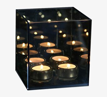 Foto av ljuslykta med reflekterande glas och sotig ton